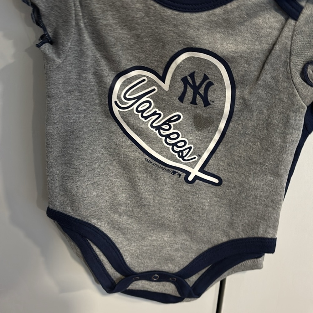 3 Piece New York Yankees Girls Onies NWT - Picture 3 of 5